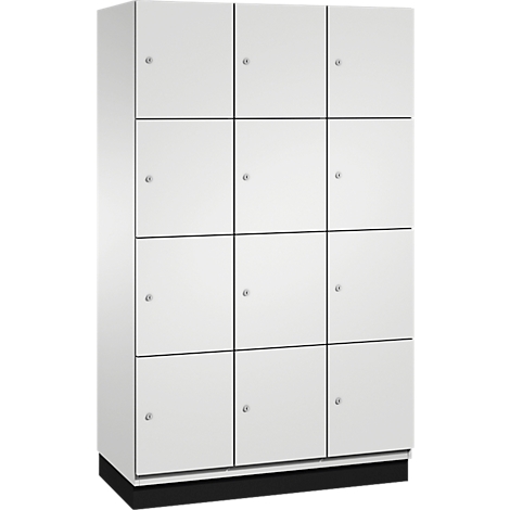 Een witte locker met twaalf vakken. Elk compartiment heeft een kleine, zilveren handgreep.