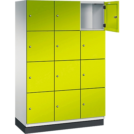 Een kast met 12 geelgroene deuren; een deur is open. De kast heeft een wit frame en een zwarte basis.