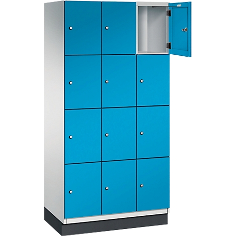 Kast met blauwe deuren, een deur staat open.