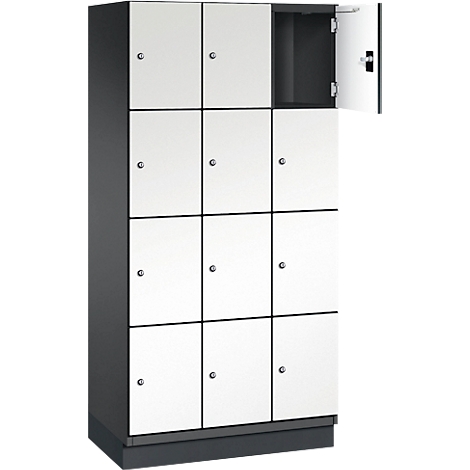 Kast met witte deuren, één deur is open.