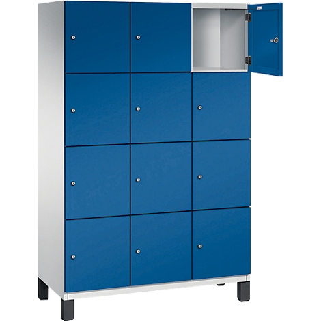 Blauwe locker, één deur open. Negen deuren met zilveren knoppen. Witte behuizing en zwarte voeten.