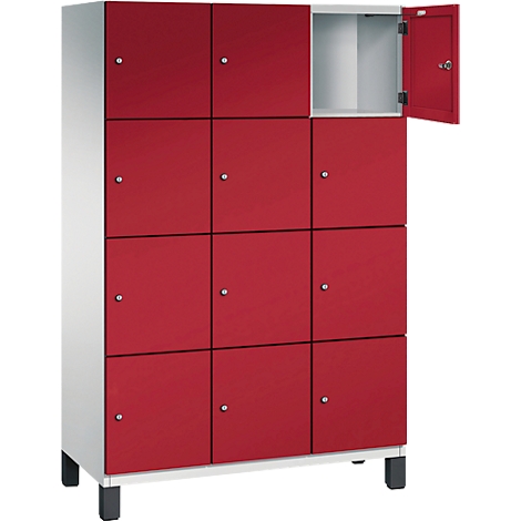 Een rode kast met 12 compartimenten, één deur open, grijs frame, zwarte poten.