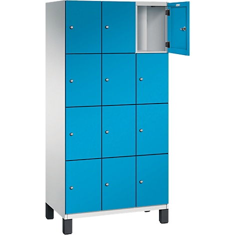Een blauwe locker met negen compartimenten, waarvan één open. De deuren zijn blauw, het frame is wit.