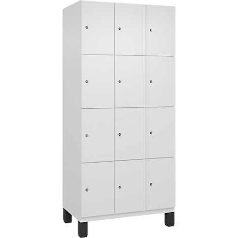Een witte kast met 12 deuren, op zwarte poten.
