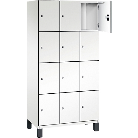 Witte locker met 12 compartimenten. Eén deur is open.