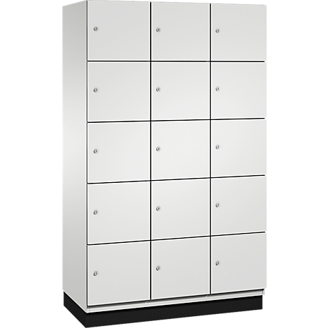 Witte kast met 12 vierkante deuren en kleine zilveren knoppen. De kast staat op een zwarte sokkel.
