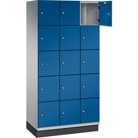 Blauwe locker met open deur.