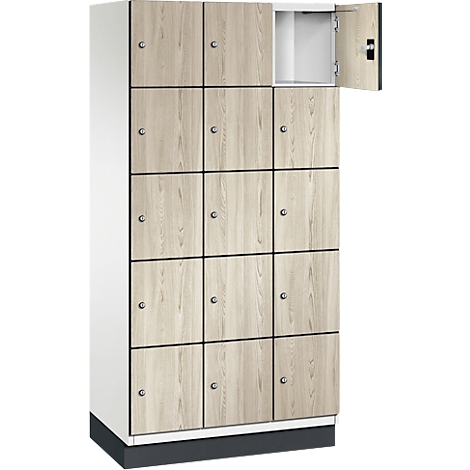 Meerdelige locker, lichte houtnerf, één deur open.