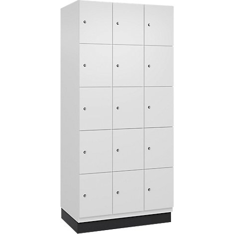 Witte kast met 15 deuren, elk met een kleine zilveren knop.