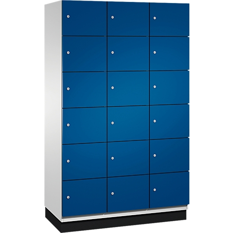 Blauwe kast met 15 deuren en zilveren knoppen. De kast staat op een zwarte sokkel.