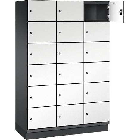 Kast met witte deuren, één deur is open en toont het interieur. Zwarte frames en een zwarte basis.