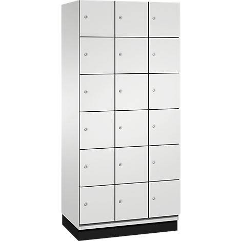 Witte kast met 15 compartimenten, metalen knoppen, zwarte basis.