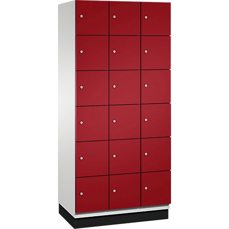 Een rode locker met 15 compartimenten en zilveren handgrepen staat tegen een witte achtergrond.