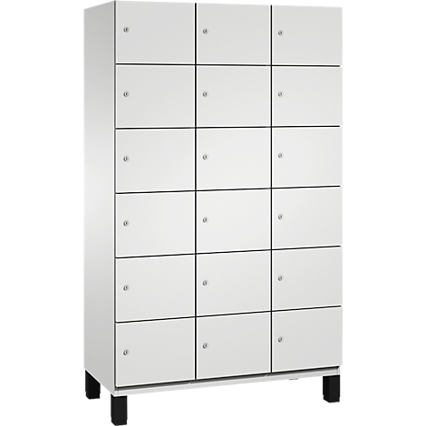 Een witte locker met 15 deuren, zwarte poten en kleine handgrepen.