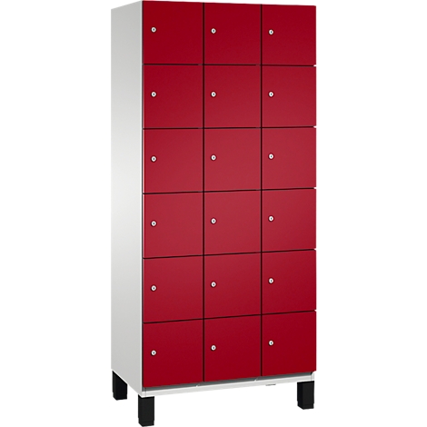 Rode locker met 15 vakken, witte zijkanten en zwarte poten.