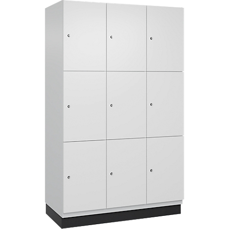 Een witte locker met negen deuren, elk met een zilveren handvat. De locker staat op een zwarte sokkel.
