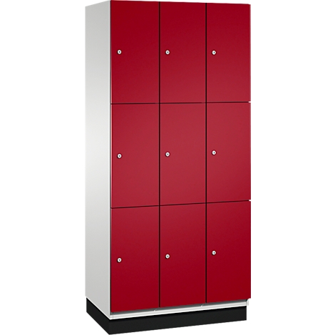 Een rode locker met negen deuren die met zilveren knoppen worden gesloten.