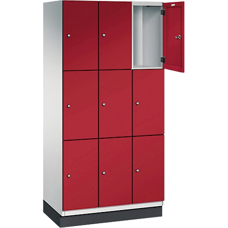 Rode locker met open deur. Acht andere deuren, zilveren handgrepen.