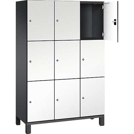 Negen lockercompartimenten met witte deuren, een open, zwart frame.