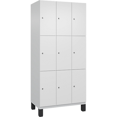 Een witte kast met negen deuren. Hij staat op zwarte poten.