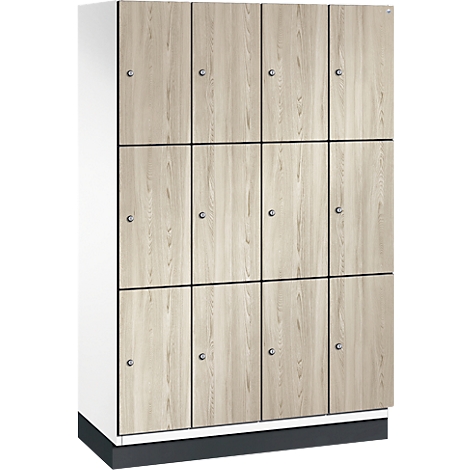 Kast met 12 deuren in houtlook, zwarte deurframes, metalen deurgrepen.