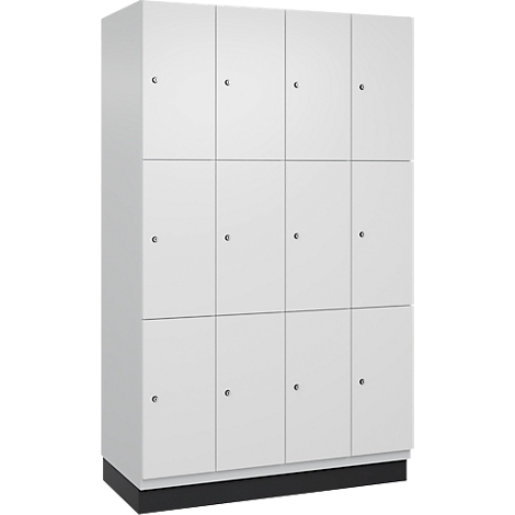 Een witte locker met 12 deuren, kleine knoppen en een zwarte voet.