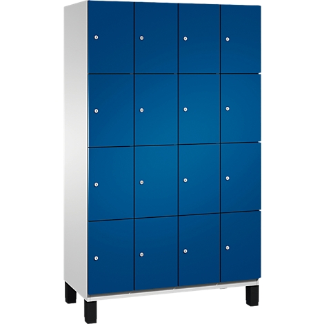 Een blauwe kast met 16 deuren, zilveren knoppen en zwarte poten.