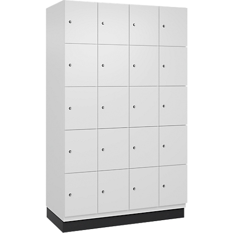 Witte kast met 16 compartimenten, kleine handvatten en zwarte sokkel. Ideaal voor opslag.