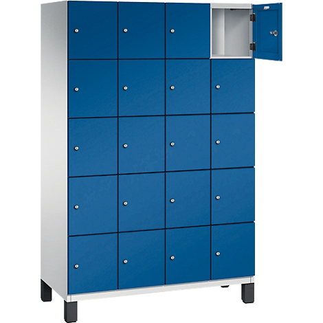 Een blauwe kast met 20 compartimenten, waarvan één open, grijze handgrepen. Witte lijst, zwarte voeten.