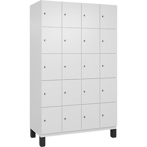 Witte kast met 20 deuren. Elke deur heeft een zilveren knop. De kast staat op zwarte poten.