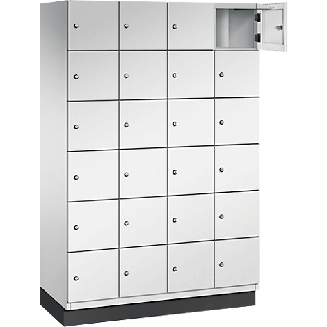 Witte locker met 20 vakken, één vak open. Grijze sokkel.