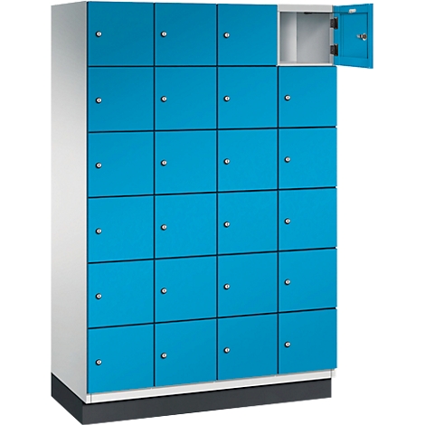 Een kast met veel blauwe compartimenten, waarvan er een open is.