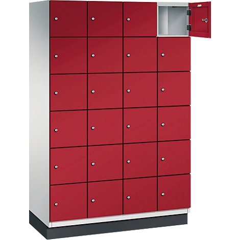 Een kast met rode deuren, één deur open. Knoppen en zilveren handgrepen.