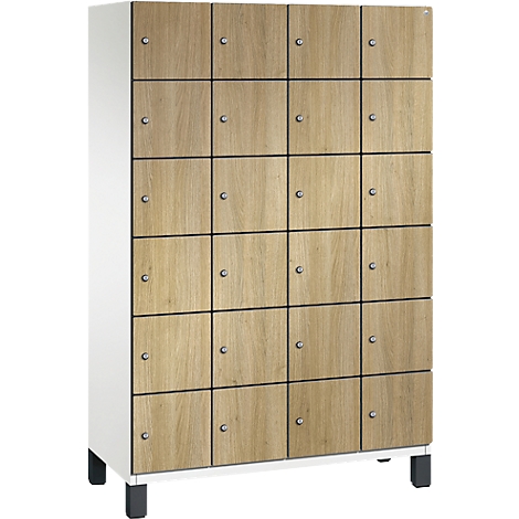Kast met 20 houten kastdeuren met zilveren knoppen, op zwarte poten.