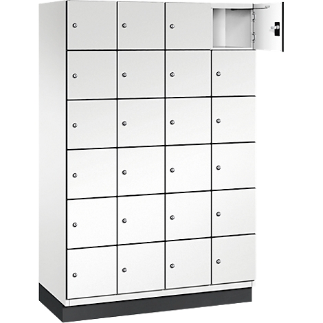 Witte locker met 20 vakken, één vak open. Zwarte kozijnen rond de deuren, zilveren handgrepen.
