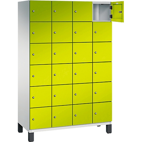 Een geelgroene locker met 20 compartimenten. Eén deur is open.