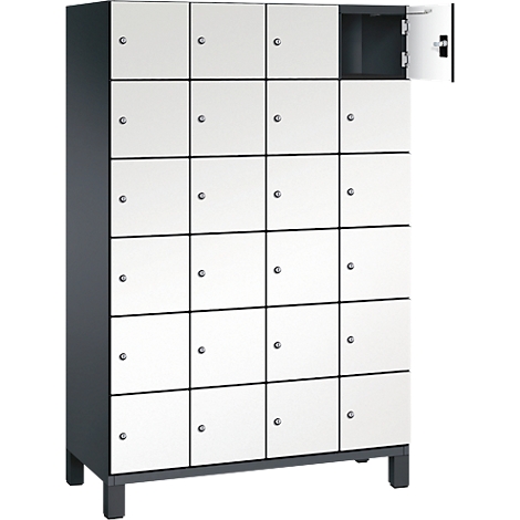 Een kast met 20 compartimenten, witte deuren, grijs frame, één compartiment open.