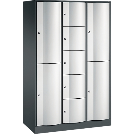Grijze locker met zes compartimenten. Elk compartiment heeft een kleine, ronde handgreep.