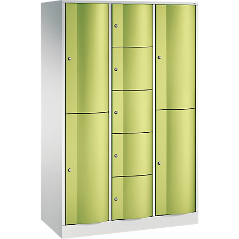 Witte kast met zes compartimenten, afgeronde vormen. Elk compartiment met een klein zilveren slot.
