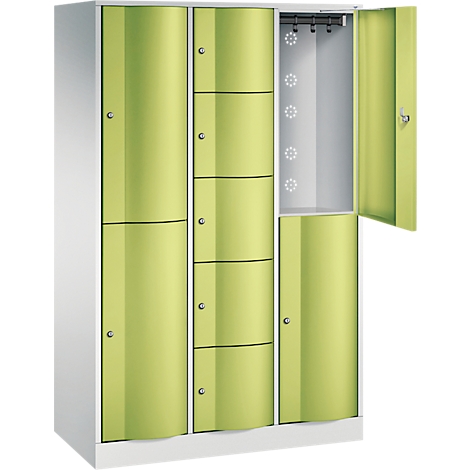 Witte locker met meerdere compartimenten, één compartiment open. Bovenste stang voor kleerhangers, enkele ronde gaten voor ventilatie.