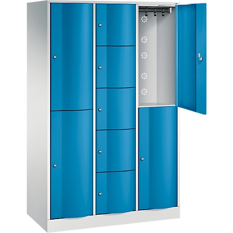 Rode kast met een open deur. Meerdere compartimenten. Haken en gaten zichtbaar.