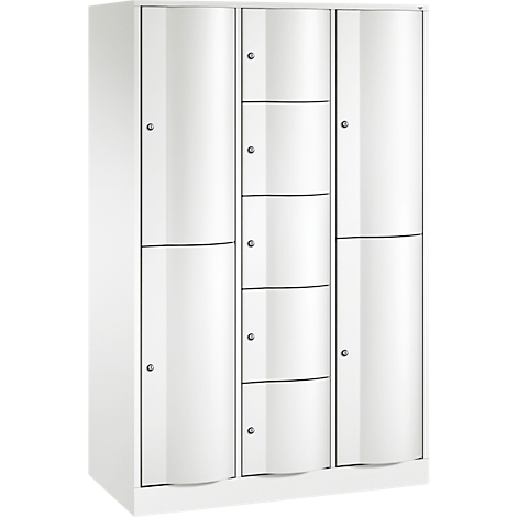 Witte locker kast met golvende deuren en zilveren handgrepen.