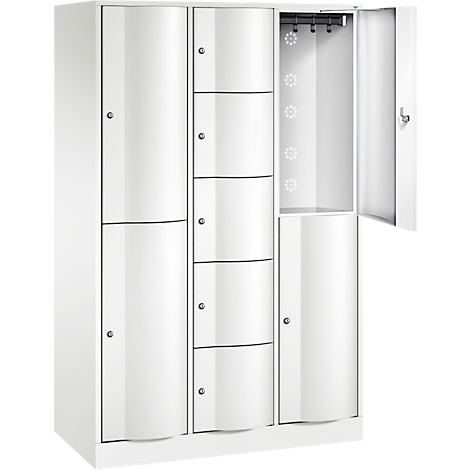 Witte kast met meerdere deuren, waarvan één open. Kast met kledingroede en gaten.