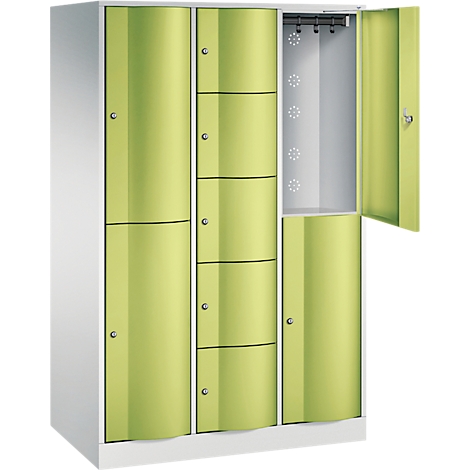Groene locker met meerdere compartimenten, gedeeltelijk open. Kledinghangers zijn te zien in het open compartiment.