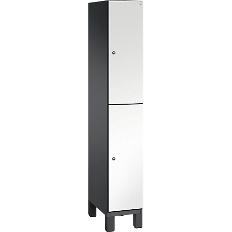 Hoher, zweifarbiger Schrank: rechte Tür weiß, linke und Rückseite dunkelgrau, auf Füßen.