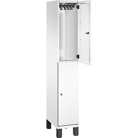 Weißer Schrank, Tür geöffnet. Oben Haken, unten Tür mit Schloss.