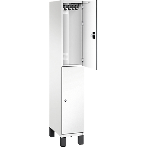 Weißer Schrank mit geöffneter Tür. Im oberen Bereich sind Haken zu sehen, der untere Teil hat eine geschlossene Tür.