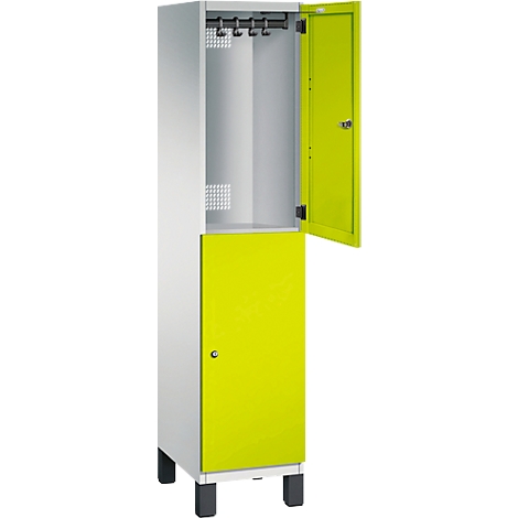 Ein Schrank in Weiß und Neongelb, die Tür steht offen. Im Inneren sind Haken zu sehen.
