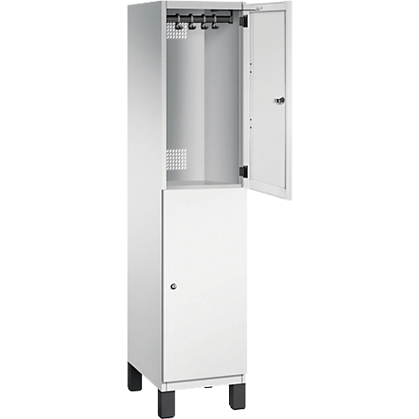 Weißer, offener Schrank mit Stange und Haken, die Tür steht leicht offen. Auf schwarzem Untergrund.