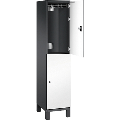 Grauer Spind mit geöffneter, weißer Tür. Innen Haken und Belüftungsschlitze.